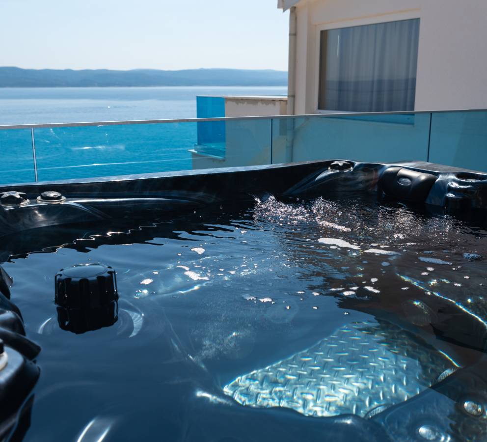 Jacuzzi with sea view