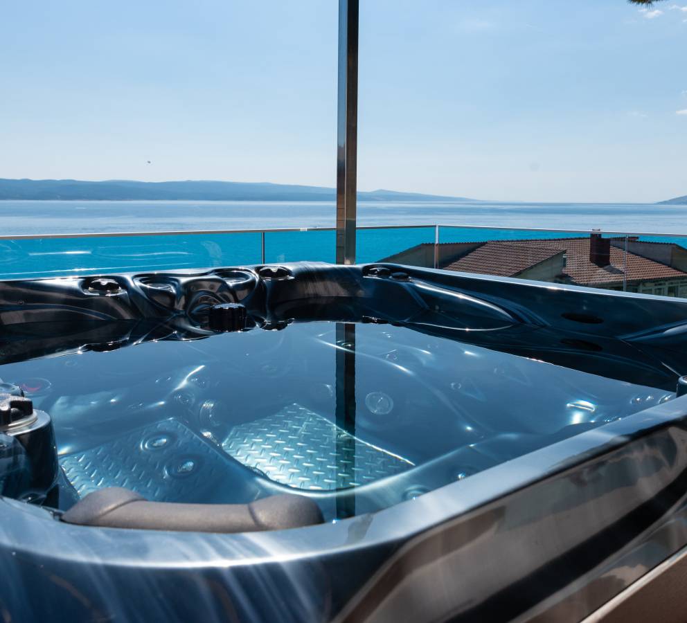 Jacuzzi with sea view